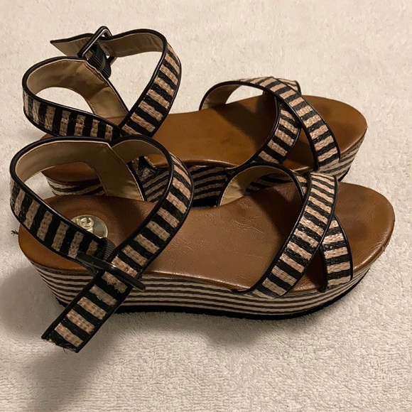 Exé Black & Tan platform heels - Picture 2 of 5